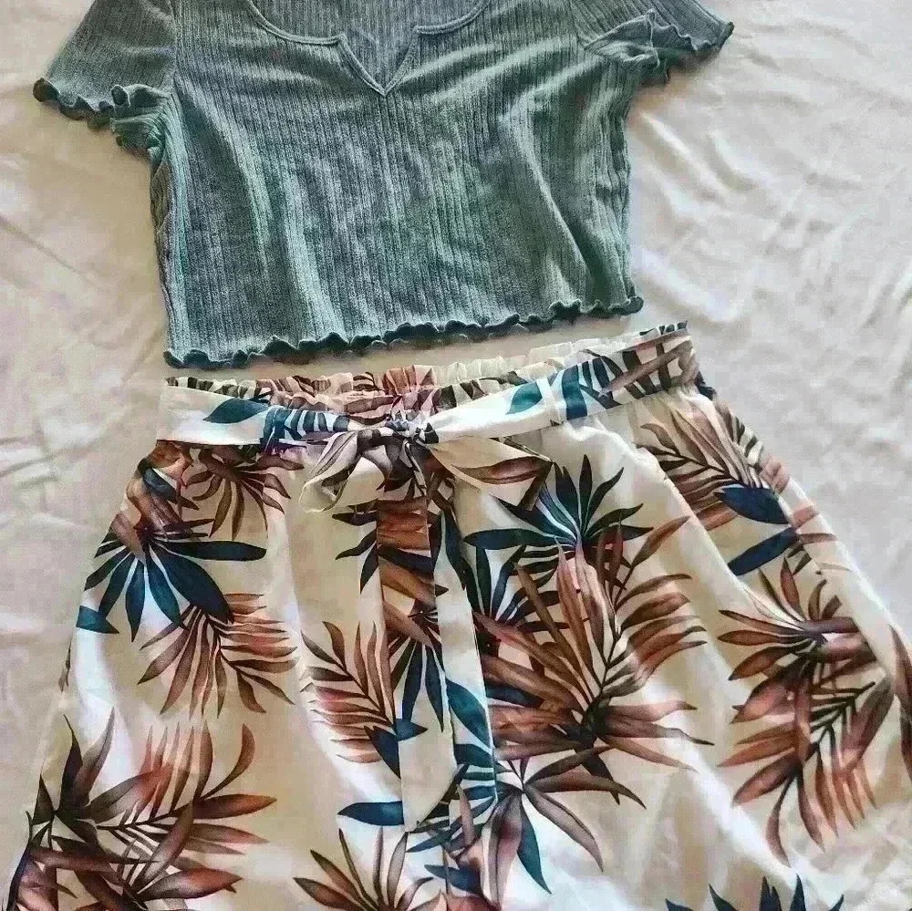 Shein outfit! 1 pair of shorts with 2 tops. Women's 1x - Picture 5 of 16